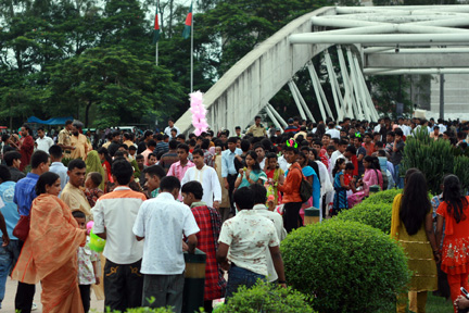 Happy Crowd! Happy Crowd!