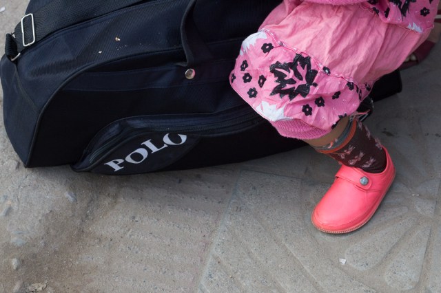 marlandphotos-blog-travel-bus-waiting-pinkshoes-streetphotography